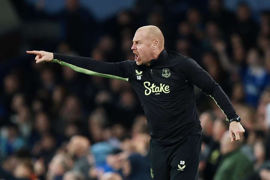 Sean Dyche, entrenador del Everton, en la línea de banda