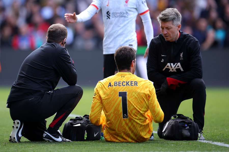 Alisson se machucou na partida contra o Crystal Palace