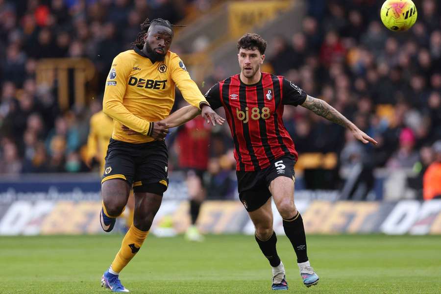 Dortmund make contact with Bournemouth defender Senesi