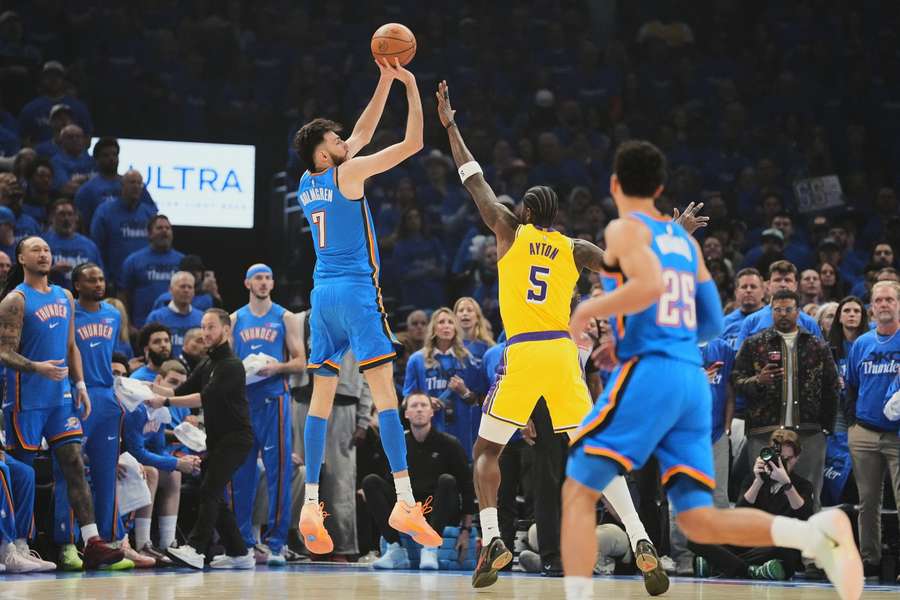 Oklahoma City Thunder centre Chet Holmgren (7) shoots over Los Angeles Lakers centre Deandre Ayton (5)