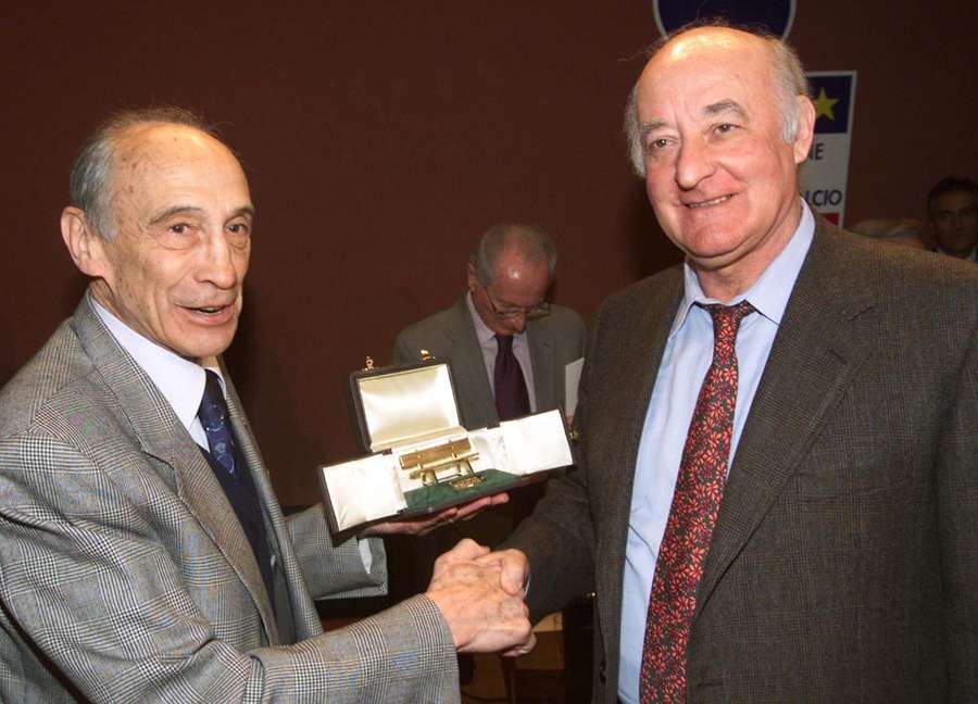 Mazzone premiato nel 2002 da Enzo Bearzot con il premio 