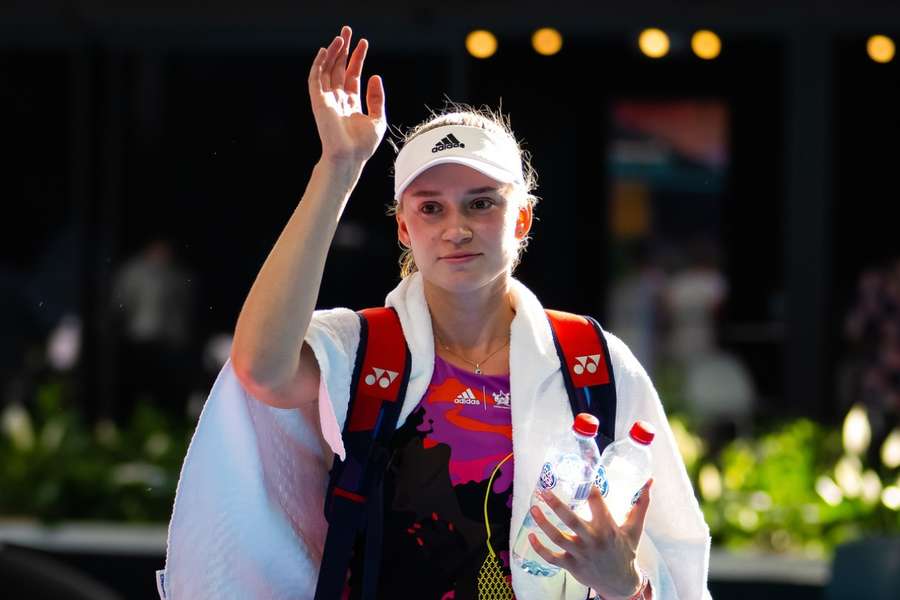 Elena Rybakina waving to the fans