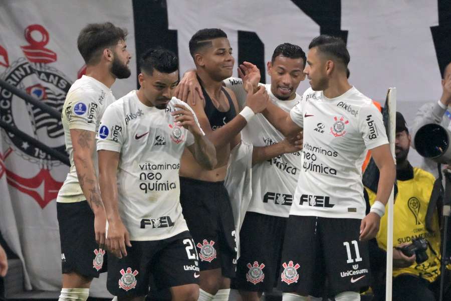 Corinthians recebe o abraço dos companheiros após seu primeiro gol