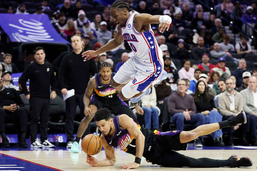 Los Suns derrotaron a los 76ers