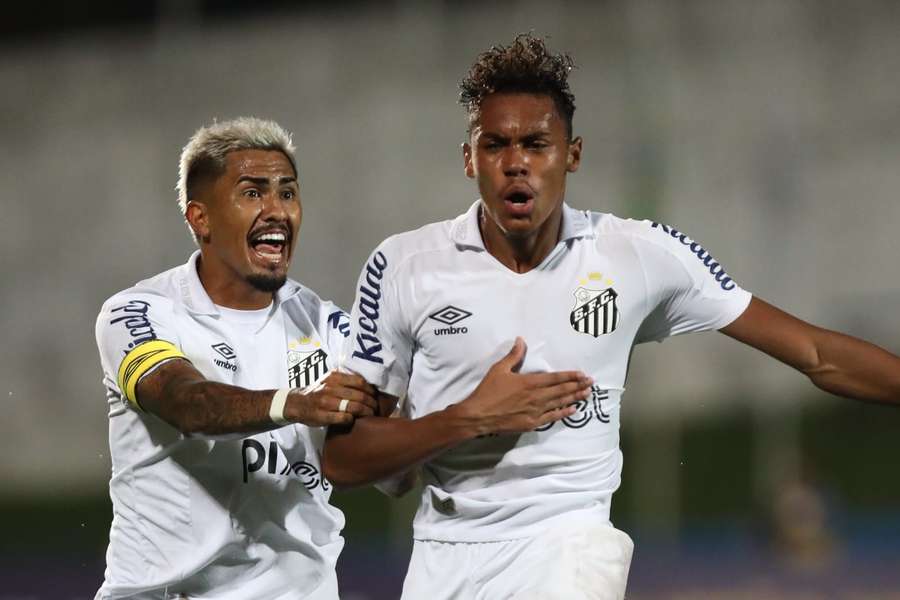 Em jogo de apagões, Santos bate Fortaleza no fim e vai às semis da Copinha