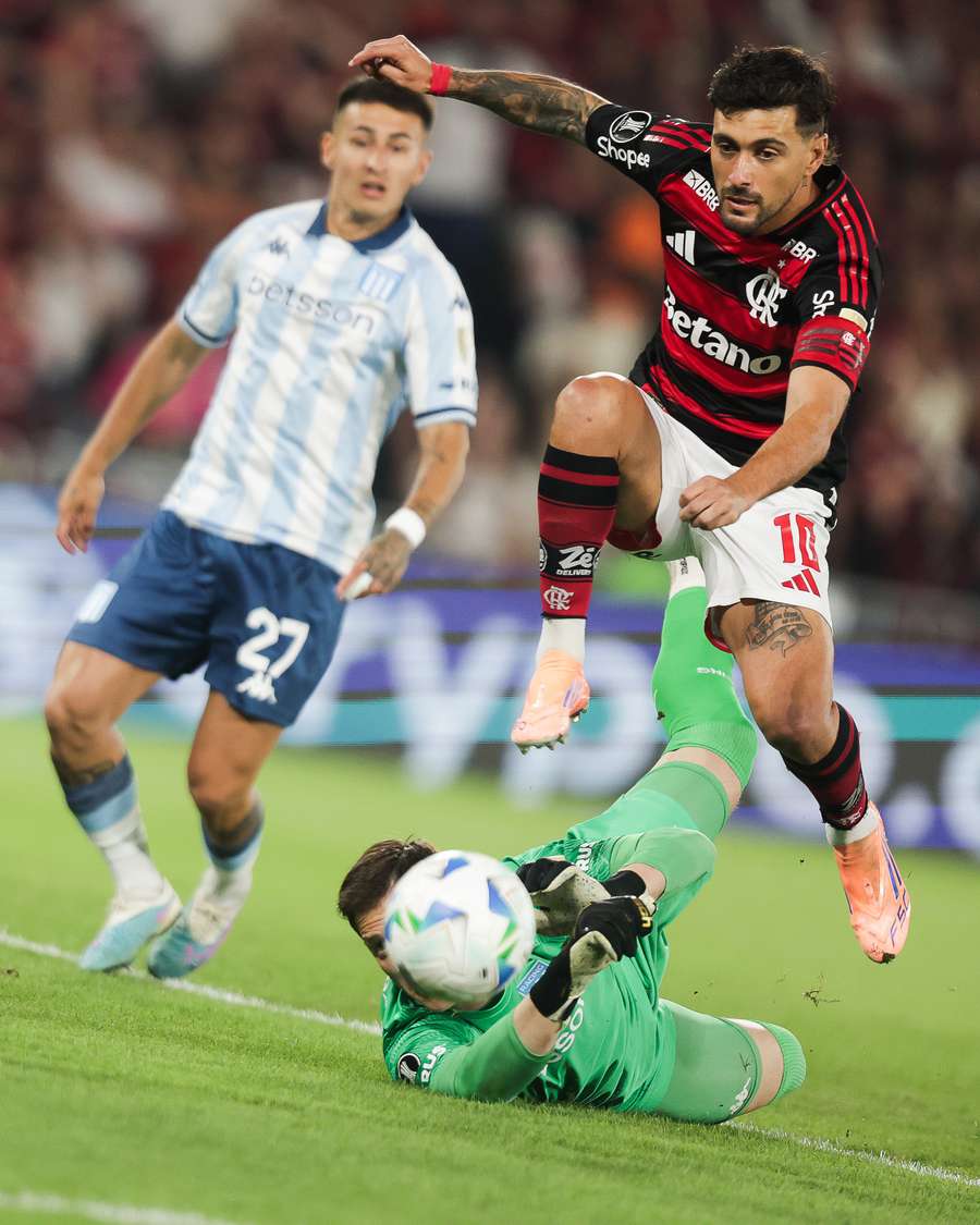 Arrascaeta tenta tirar do goleiro Cambeses, do Racing Arrascaeta tenta tirar do goleiro Cambeses, do Racing