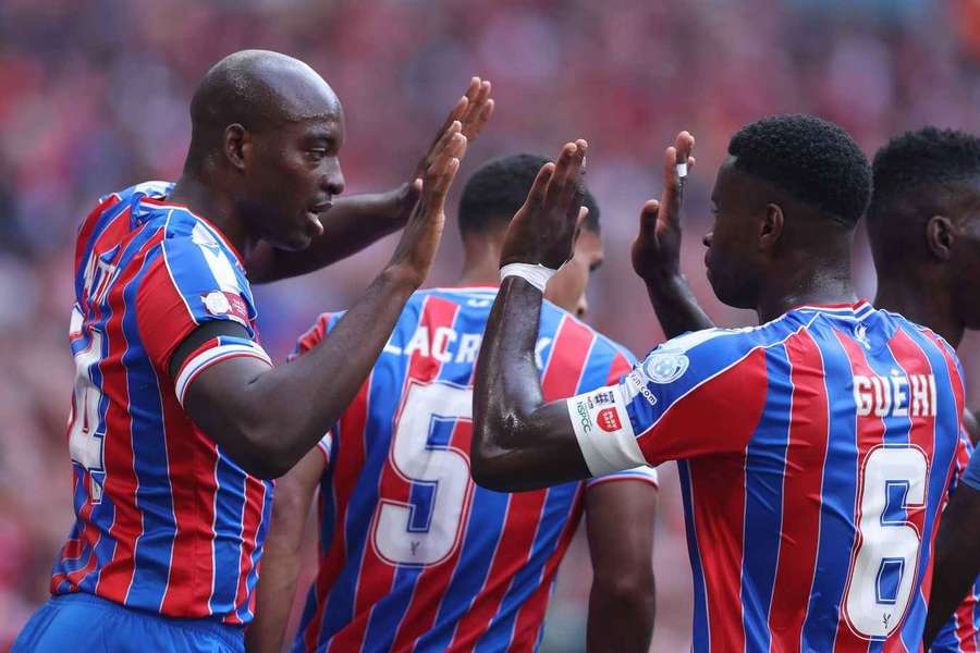 Hráči Crystal Palace slaví gól v zápase s Liverpoolem.