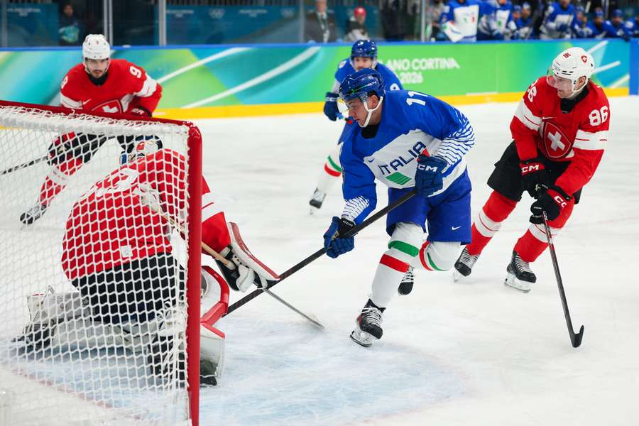 Un'immagine della gara disputata alle recenti Olimpiadi di Milano-Cortina tra l'Italia e la Svizzera Un'immagine della gara disputata alle recenti Olimpiadi di Milano-Cortina tra l'Italia e la Svizzera
