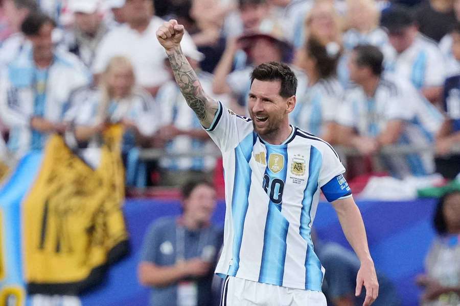 Pewne zwycięstwo Argentyny. Messi uczcił swój 200. mecz trzema golami, wyrównał rekord Klose Pewne zwycięstwo Argentyny. Messi uczcił swój 200. mecz trzema golami, wyrównał rekord Klose
