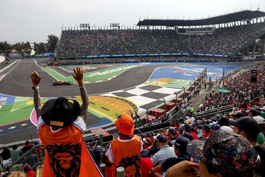 Závodní víkend přilákal na mexickou GP takřka 400 tisíc diváků.