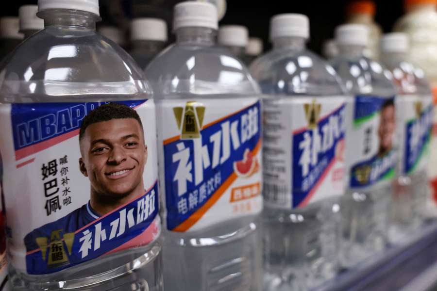 Butelki napoju elektrolitowego Dongpeng promowanego przez Kyliana Mbappe