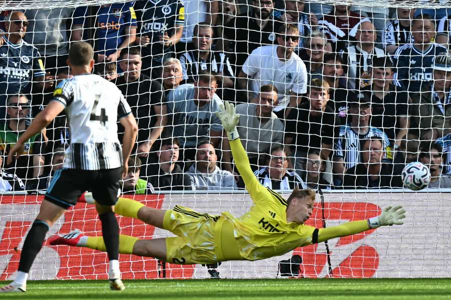Horníček poprvé chytá ligové utkání za Newcastle.