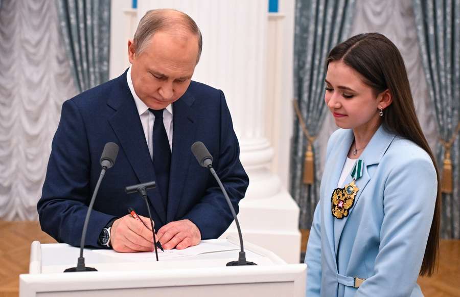 O Presidente russo Vladimir Putin e Kamila Valieva