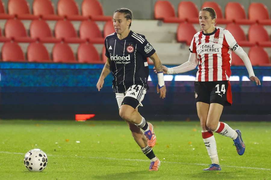 Geraldine Reuteler wird von Laura Strik verfolgt. Geraldine Reuteler wird von Laura Strik verfolgt.