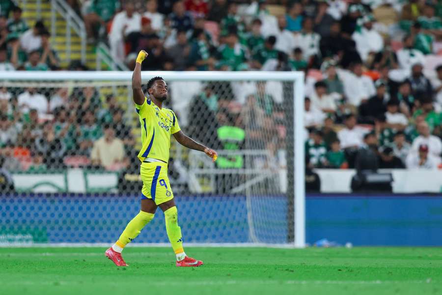 Durán celebrando uno de los dos goles que anotó