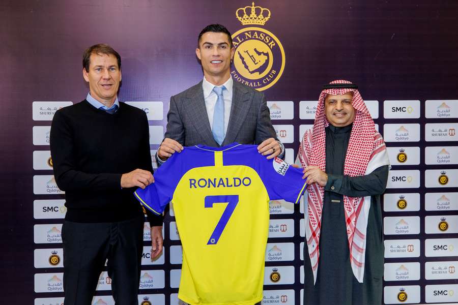 Cristiano Ronaldo, cinco vezes vencedor da Bola de Ouro, assinou com o clube saudita até 2025