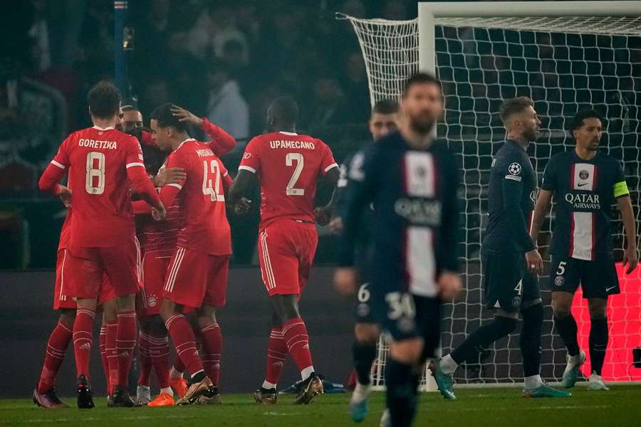 De spelers van Bayern vieren de 0-1 van Coman