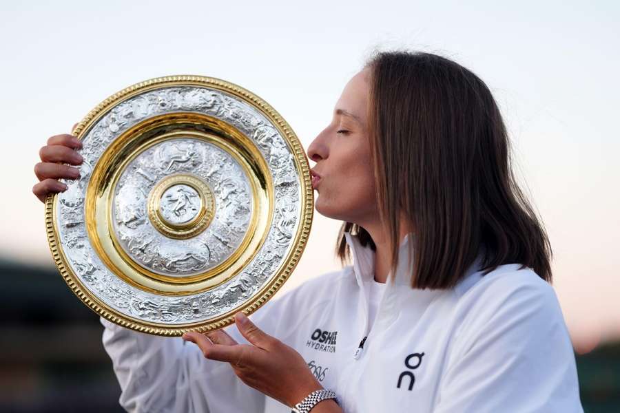 Iga Swiatek con el trofeo de ganadora de Wimbledon.