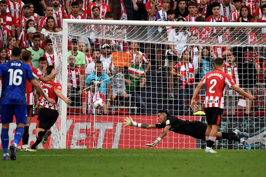 Padilla no evitó el gol de Uche en una acción de saque de esquina.