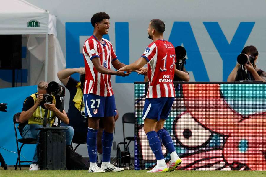 Jorge Domínguez, felicitado por Hancko tras su gol ante el Manchester City Jorge Domínguez, felicitado por Hancko tras su gol ante el Manchester City