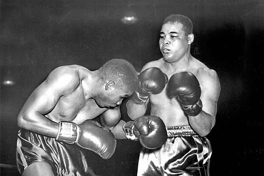 Jimmy Bivens (à esquerda) luta com o campeão Joe Louis em 1948