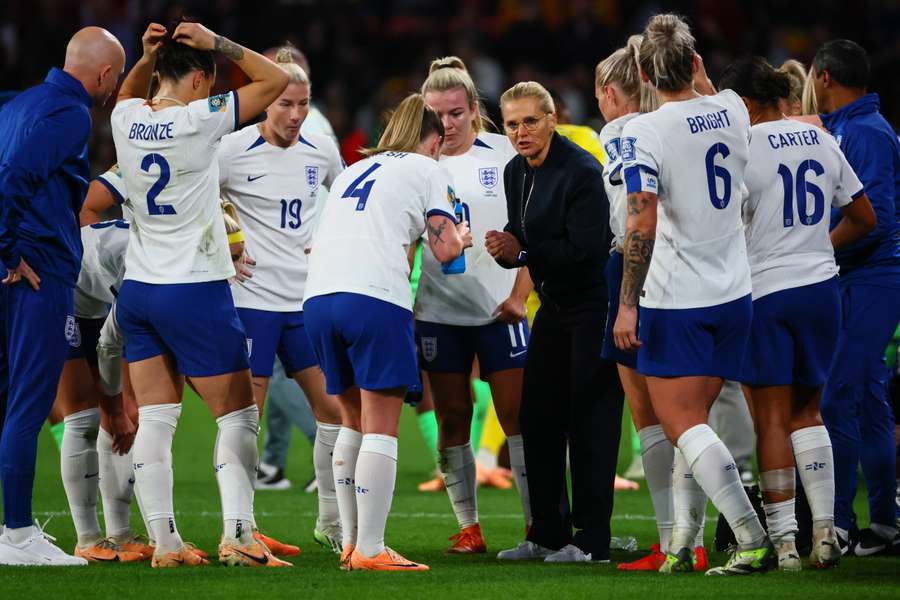 Wiegman da órdenes a sus futbolistas.