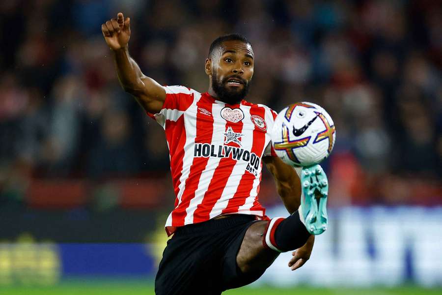 Rico Henry em ação pelo Brentford