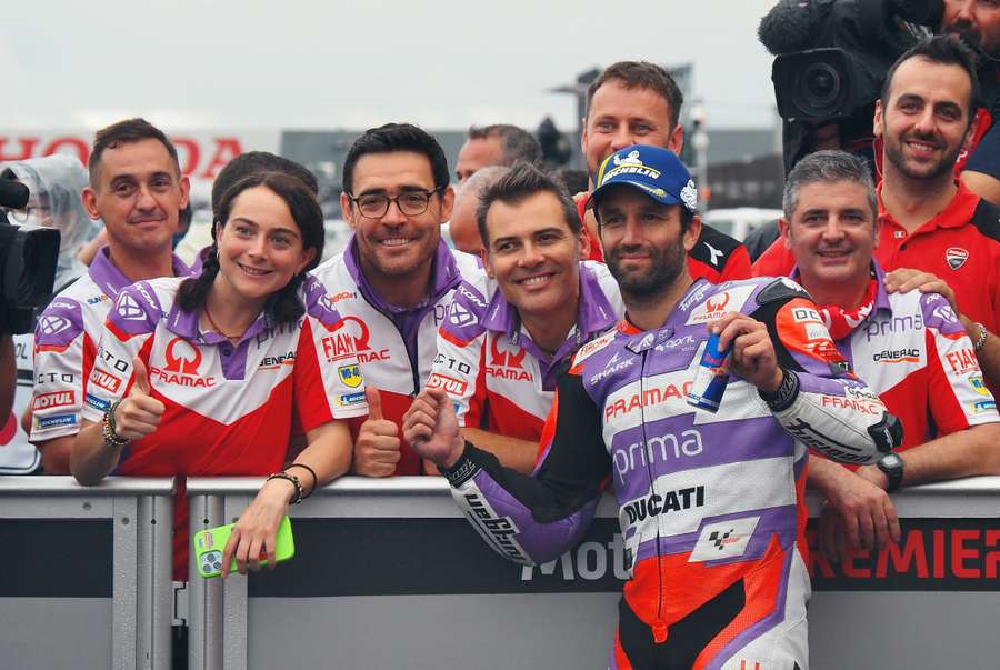 Johann Zarco et le team Pramac hier, après la 2ᵉ place qualificative.