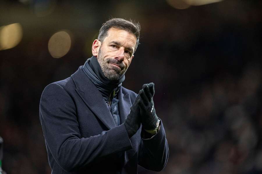 Leicester City boss Ruud van Nistelrooy left reeling after linesman error against  Manchester United | Flashscore.com.ng