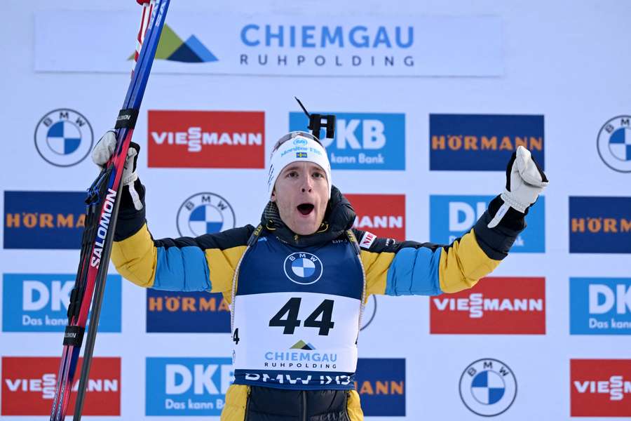 Víťazná radosť Samuelssona na pódiu.