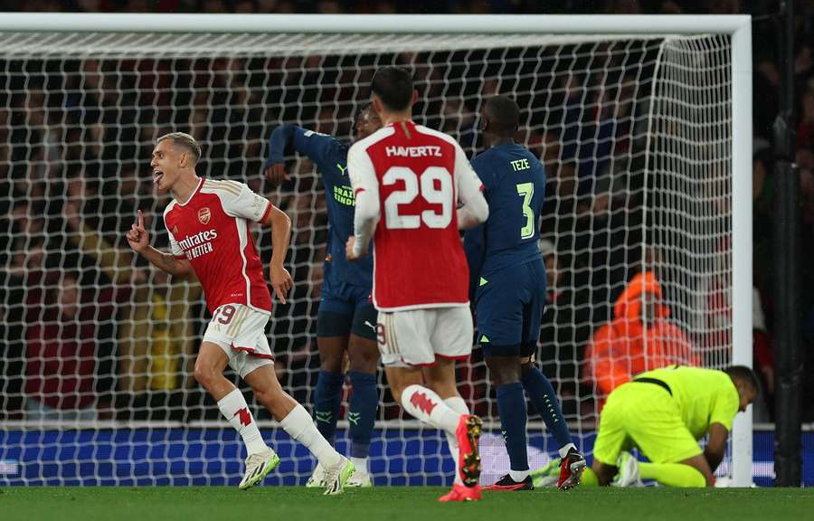 Trossard comemora segundo gol do Arsenal no jogo