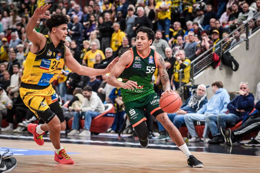 Eli Brooks (r.) von Trier dribbelt mit dem Ball