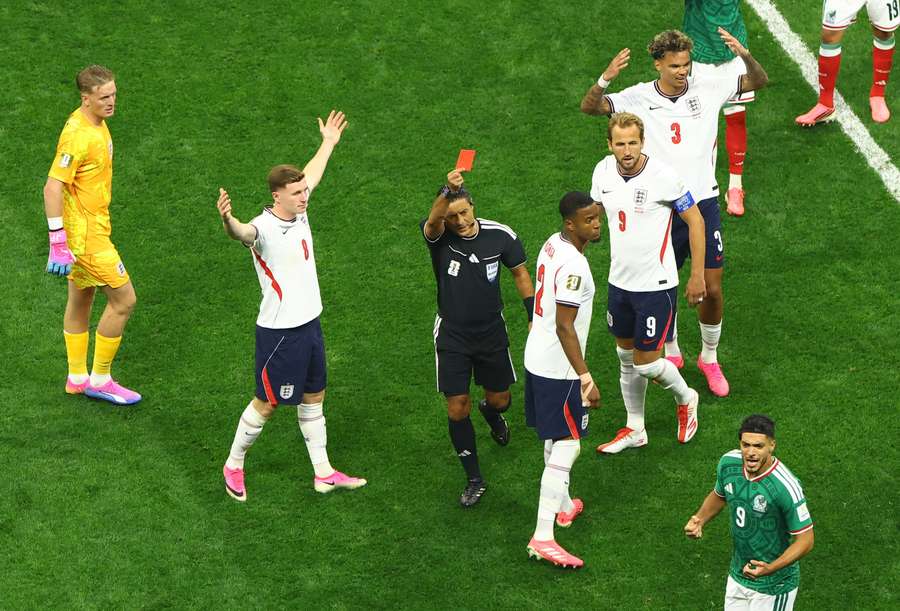 Jarell Quansah levou vermelho direto contra o México Jarell Quansah levou vermelho direto contra o México