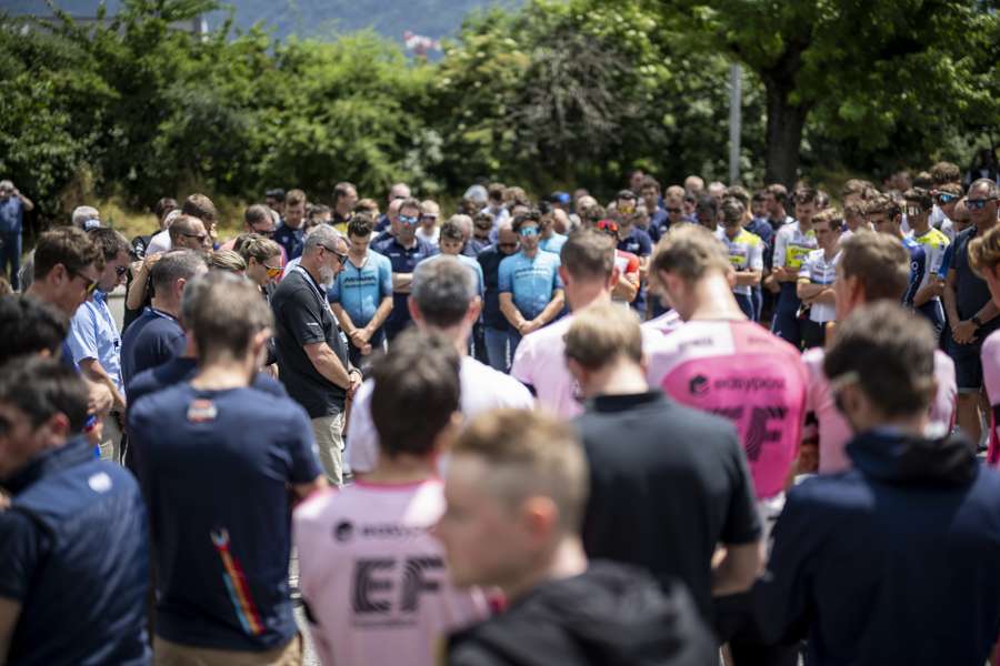 De dood van wielrenner Gino Mäder heeft de wielerwereld in rouw gedompeld