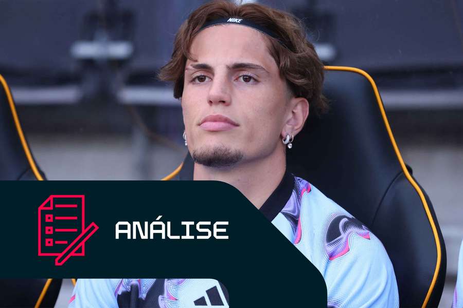 Alejandro Garnacho no banco de suplentes durante a passagem pelo Aston Villa Alejandro Garnacho no banco de suplentes durante a passagem pelo Aston Villa