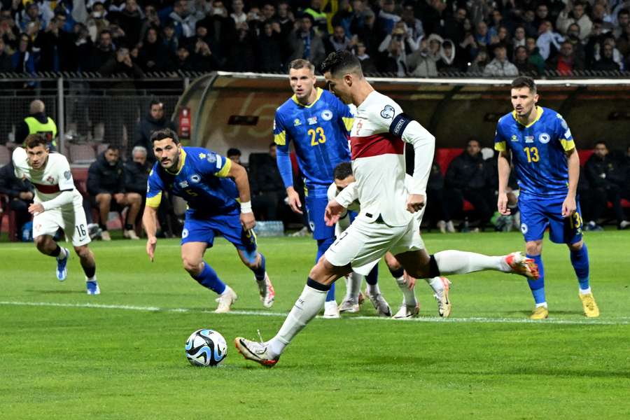 Cristiano Ronaldo se v Bosně trefil dvakrát, z toho jednou z penalty.