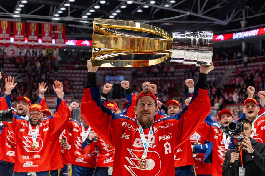 Roman Červenka s Masarykovým pohárem pro vítěze extraligy. 