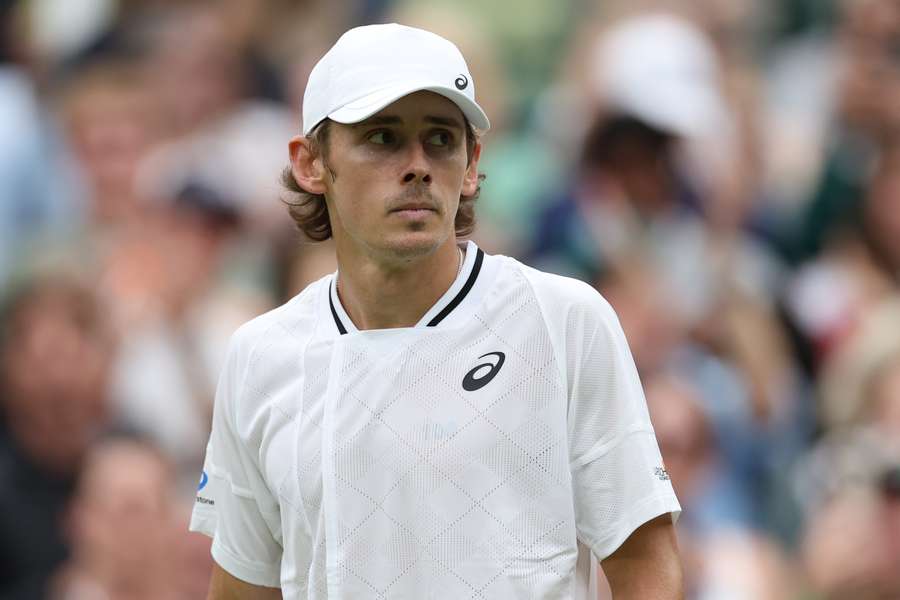 Alex De Minaur in actie tijdens Wimbledon