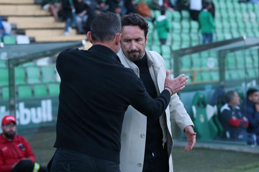 Peixoto e Silaidopoulos cumprimentam-se antes do jogo