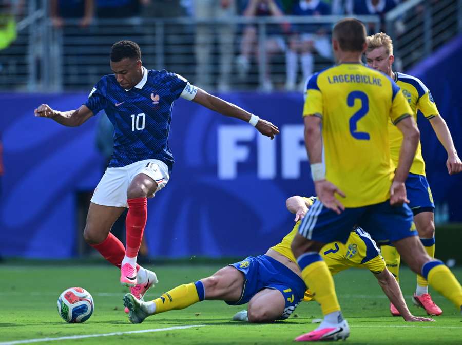 Mbappe controla la pelota frente a varios jugadores suecos en el partido Francia vs Suecia