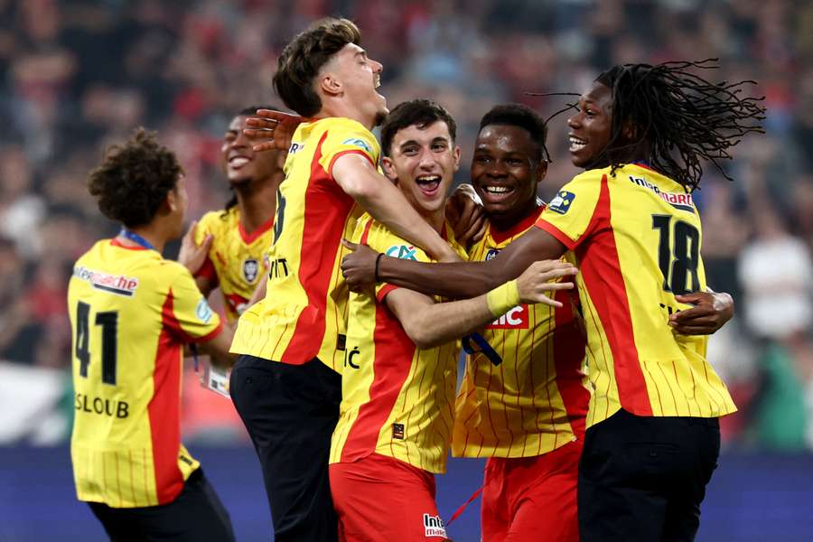 Jogadores do Lens fazem a festa com o título nacional Jogadores do Lens fazem a festa com o título nacional