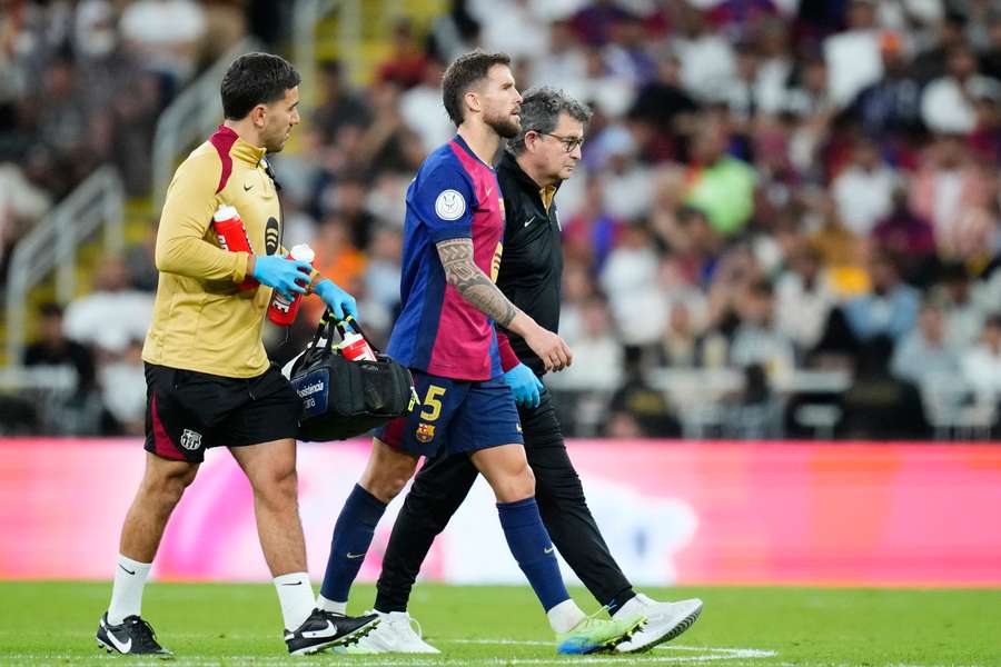 Iñigo Martínez se retira lesionado de la Supercopa 