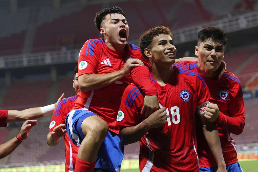 La selección chilena celebra uno de los goles.