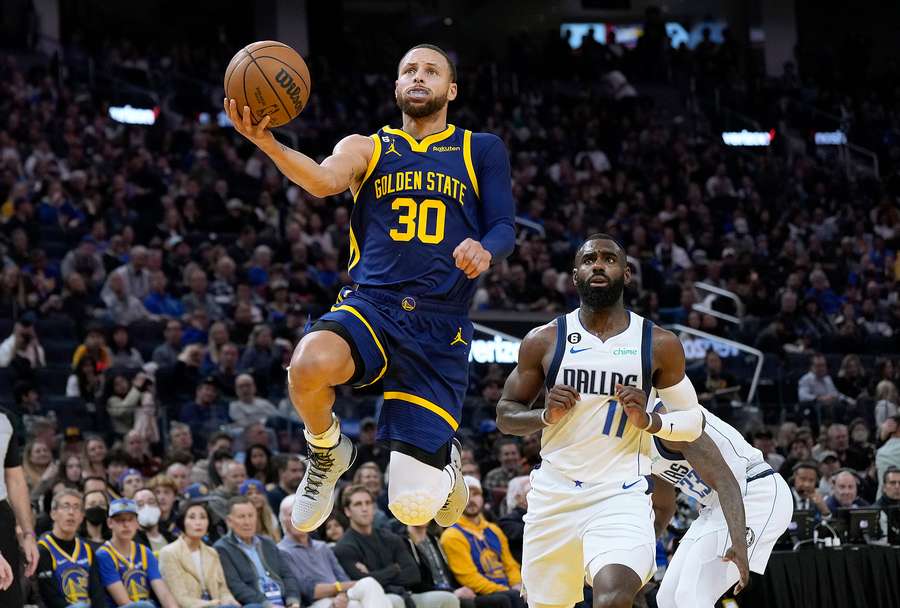 Stephen Curry foi o cestinha dos Warriors antes de se machucar