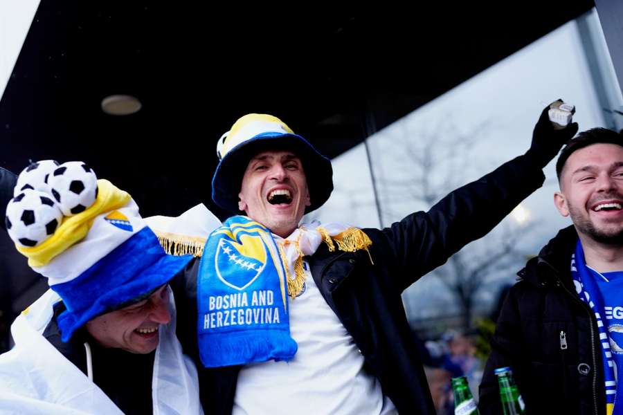 Bosnische Fans in Zenica freuen sich auf das Playoff-Finale gegen Italien