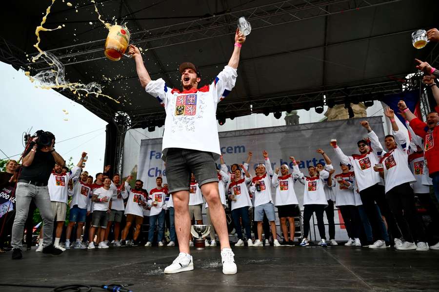 Čeští hokejisté během oslav s fanoušky na Staroměstském náměstí
