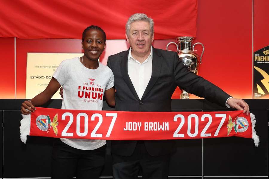 Jody Brown apresentada no Benfica