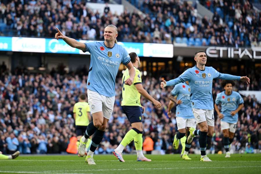 Erling Haaland esulta per il gol segnato al Southampton