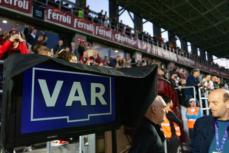 Arbitrii care nu au trecut testele fizice pot fi delegați ca oficiali în camera VAR.