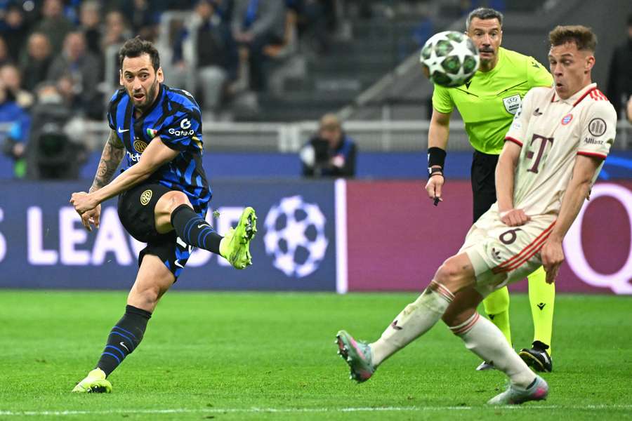 Hakan Calhanoglu (l.) tritt einen Freistoß